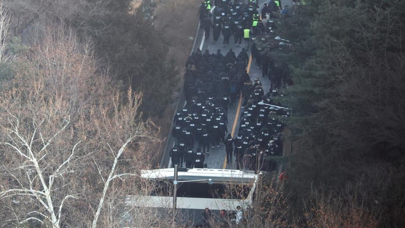 Anggota parlemen dari Partai Kekuatan Rakyat yang berkuasa berbicara kepada media di luar gerbang kediaman presiden di Seoul, Korea Selatan, Rabu, 15 Januari 2025. (AP Photo/Lee Jin-man)