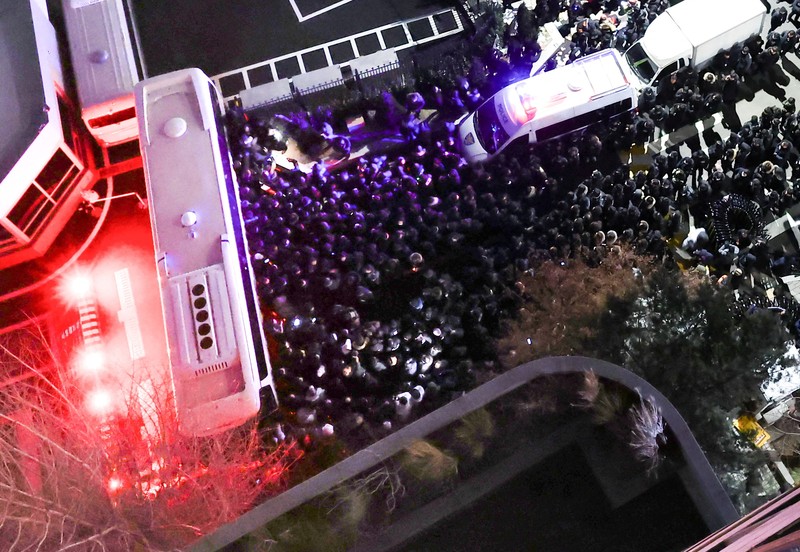 Presiden Korea Selatan yang dimakzulkan Yoon Suk Yeol tiba di Kantor Investigasi Korupsi untuk Pejabat Tinggi (CIO), di Gwacheon, Korea Selatan, 15 Januari 2025. (KOREA POOL/Pool via REUTERS)