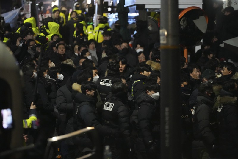 Anggota parlemen dari Partai Kekuatan Rakyat yang berkuasa berbicara kepada media di luar gerbang kediaman presiden di Seoul, Korea Selatan, Rabu, 15 Januari 2025. Anggota parlemen dari Partai Kekuatan Rakyat yang berkuasa berbicara kepada media di luar gerbang kediaman presiden di Seoul, Korea Selatan, Rabu, 15 Januari 2025. (AP Photo/Lee Jin-man)
