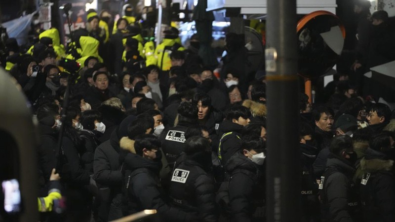 Anggota parlemen dari Partai Kekuatan Rakyat yang berkuasa berbicara kepada media di luar gerbang kediaman presiden di Seoul, Korea Selatan, Rabu, 15 Januari 2025. (AP Photo/Lee Jin-man)