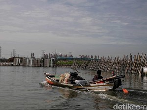 Airlangga Pastikan Pagar di Laut Bekasi Bukan Proyek Giant Sea Wall