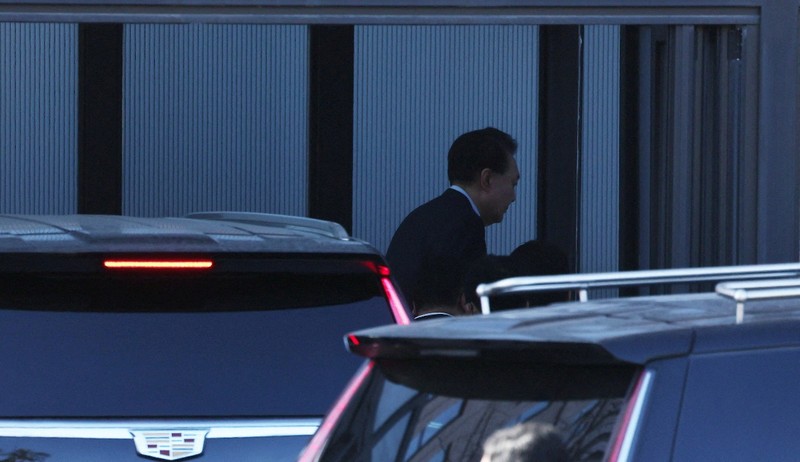 Presiden Korea Selatan yang dimakzulkan Yoon Suk Yeol tiba di Kantor Investigasi Korupsi untuk Pejabat Tinggi (CIO), di Gwacheon, Korea Selatan, 15 Januari 2025. Presiden Korea Selatan yang dimakzulkan Yoon Suk Yeol tiba di Kantor Investigasi Korupsi untuk Pejabat Tinggi (CIO), di Gwacheon, Korea Selatan, 15 Januari 2025. (KOREA POOL/Pool via REUTERS)