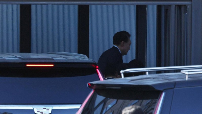 Presiden Korea Selatan yang dimakzulkan Yoon Suk Yeol tiba di Kantor Investigasi Korupsi untuk Pejabat Tinggi (CIO), di Gwacheon, Korea Selatan, 15 Januari 2025. (KOREA POOL/Pool via REUTERS)