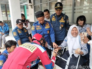 50 Menit Damkar Evakuasi Jari Siswi SMPN 27 Bandung Terjepit Kursi