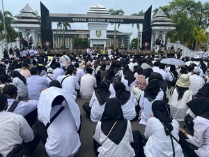 Ratusan Honorer, Guru-Pegawai Tidak Tetap Unjuk Rasa di Kantor Gubernur Bengkulu