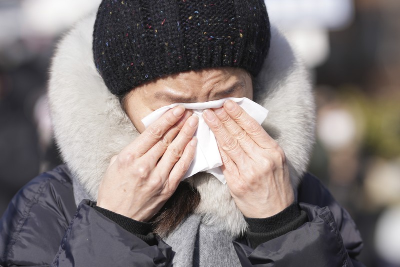 Presiden Korea Selatan yang dimakzulkan Yoon Suk Yeol tiba di Kantor Investigasi Korupsi untuk Pejabat Tinggi (CIO), di Gwacheon, Korea Selatan, 15 Januari 2025. (KOREA POOL/Pool via REUTERS)