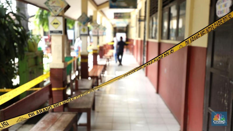 Suasana kelas yang ambruk di SDN Mekarjaya 29, Depok, Jawa Barat, Rabu (15/1/2024). (CNBC Indonesia/Tri Susilo)