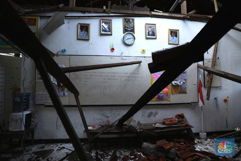 Suasana kelas yang ambruk di SDN Mekarjaya 29, Depok, Jawa Barat, Rabu (15/1/2024). Suasana kelas yang ambruk di SDN Mekarjaya 29, Depok, Jawa Barat, Rabu (15/1/2024). (CNBC Indonesia/Tri Susilo)