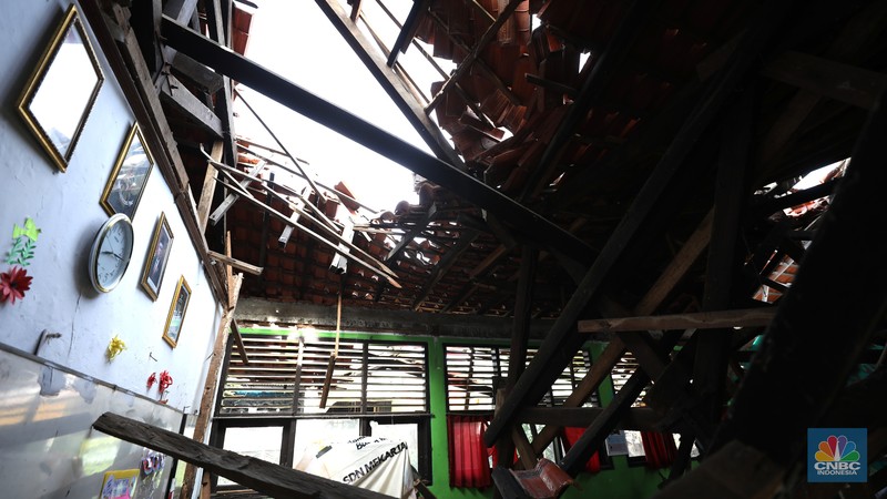 Suasana kelas yang ambruk di SDN Mekarjaya 29, Depok, Jawa Barat, Rabu (15/1/2024). Suasana kelas yang ambruk di SDN Mekarjaya 29, Depok, Jawa Barat, Rabu (15/1/2024). (CNBC Indonesia/Tri Susilo)