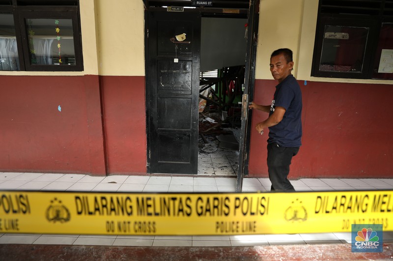 Suasana kelas yang ambruk di SDN Mekarjaya 29, Depok, Jawa Barat, Rabu (15/1/2024). Suasana kelas yang ambruk di SDN Mekarjaya 29, Depok, Jawa Barat, Rabu (15/1/2024). (CNBC Indonesia/Tri Susilo)