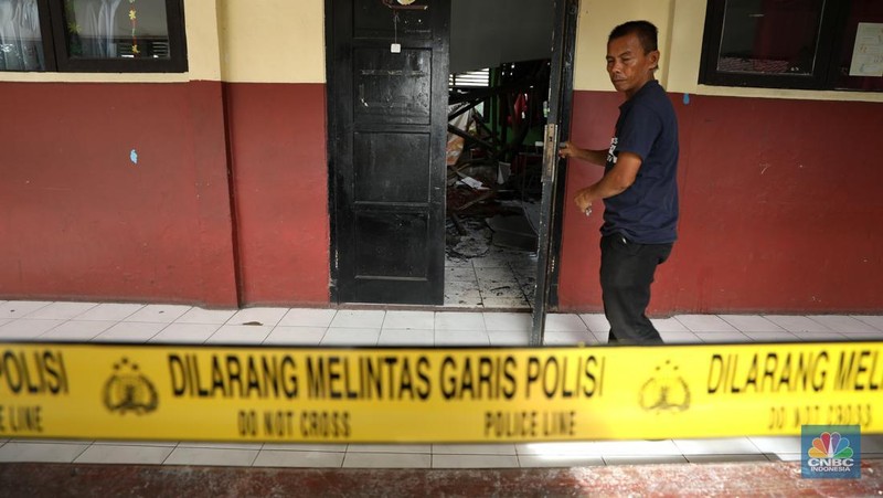 Suasana kelas yang ambruk di SDN Mekarjaya 29, Depok, Jawa Barat, Rabu (15/1/2024). (CNBC Indonesia/Tri Susilo)