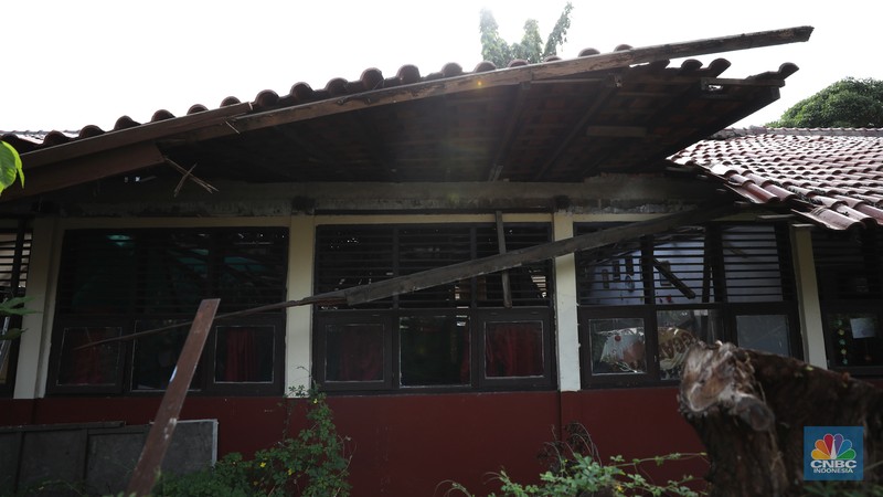Suasana kelas yang ambruk di SDN Mekarjaya 29, Depok, Jawa Barat, Rabu (15/1/2024). Suasana kelas yang ambruk di SDN Mekarjaya 29, Depok, Jawa Barat, Rabu (15/1/2024). (CNBC Indonesia/Tri Susilo)
