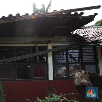 Duh! Atap Ruang Kelas SD di Depok ini Ambruk, Material Rapuh dan Lapuk