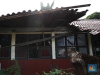 Duh! Atap Ruang Kelas SD di Depok ini Ambruk, Material Rapuh dan Lapuk