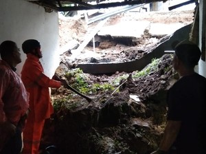 Tembok Penahan Tanah di Ciawi Bogor Longsor, Timpa 2 Rumah