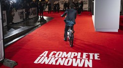 Review A Complete Unknown: Sepenggal Kisah Si Revolusioner