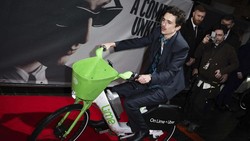 Timothee Chalamet Didenda Rp 1,2 Juta, Bawa Sepeda ke Premiere Film
