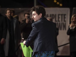 Gaya Nyentrik Terbaru Timothee Chalamet di Karpet Merah, Pakai Sepeda Listrik