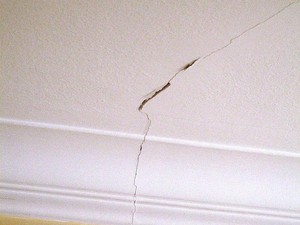 Kenapa Plafon Rumah Bisa Retak? Ini Penyebab dan Cara Perbaikinya