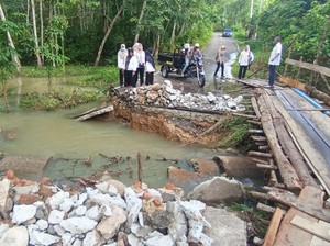 Akses Jalan Anak Petai di Prabumulih Putus, Warga Manfaatkan Jembatan Darurat