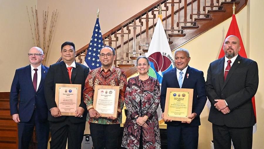 Amerika Serikat memberikan penghargaan kepada pejabat Indonesia atas keunggulan dalam perangi pencucian uang dan perdagangan narkoba. (Dok. KEDUBES AS)