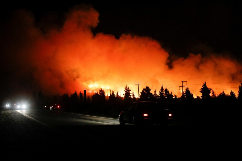 Seorang petugas pemadam kebakaran bekerja memadamkan kebakaran hutan di Epuyen, di wilayah Patagonia, Chubut, Argentina, 15 Januari 2025. Seorang petugas pemadam kebakaran bekerja memadamkan kebakaran hutan di Epuyen, di wilayah Patagonia, Chubut, Argentina, 15 Januari 2025. (REUTERS/Matias Garay)