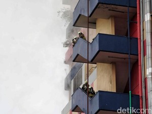 Pemadaman Belum Kelar, Damkar Imbau Pemilik Toko Tak Masuk Glodok Plaza