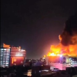 Glodok Plaza Kebakaran, 220 Personel Damkar Dikerahkan