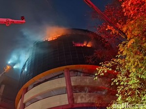 Sudah 8 Jam, Kebakaran di Glodok Plaza Belum Padam
