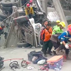 Penampakan Horor Jembatan Penghubung Kaltim-Kalsel Ambruk-Terbelah Dua