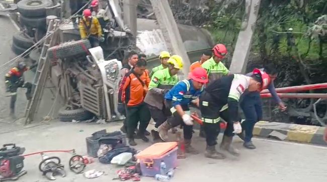 Penampakan Horor Jembatan Penghubung Kaltim-Kalsel Ambruk-Terbelah Dua