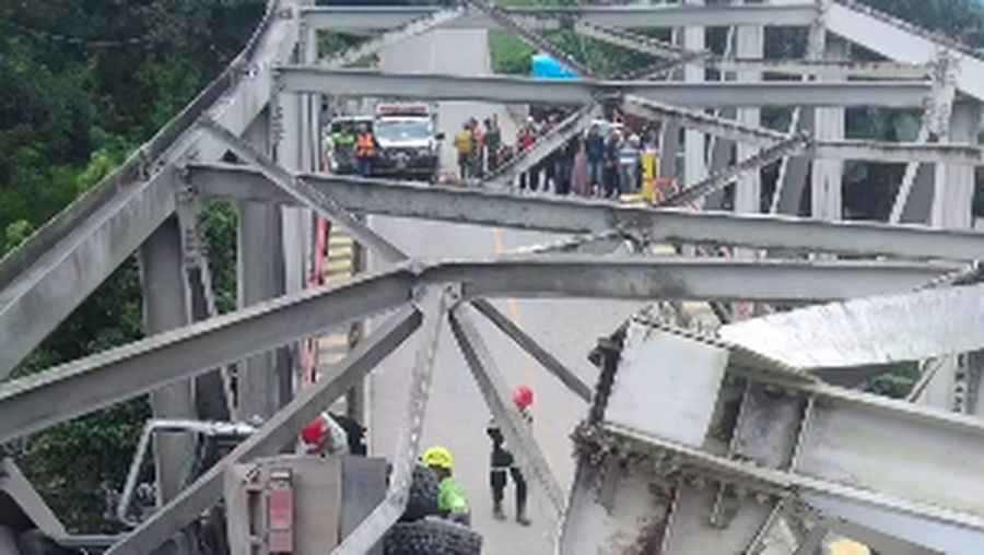 Jembatan Busui di Kalimantan Selatan roboh. (Dok. Istimewa)
