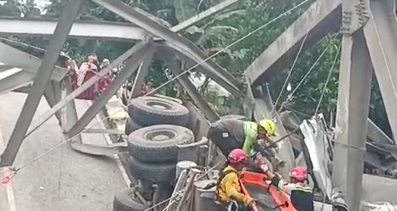 Jembatan Busui di Kalimantan Selatan roboh. (Dok. Istimewa)