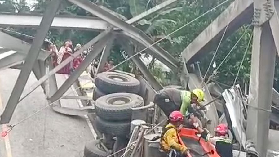 Jembatan Busui di Kalimantan Selatan roboh. (Dok. Istimewa)