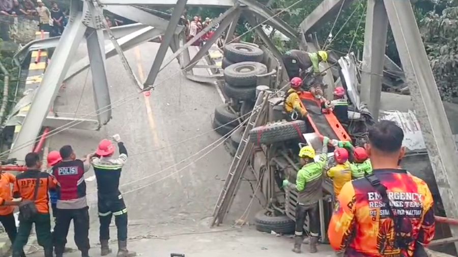 Jembatan Busui di Kalimantan Selatan roboh. (Dok. Istimewa)