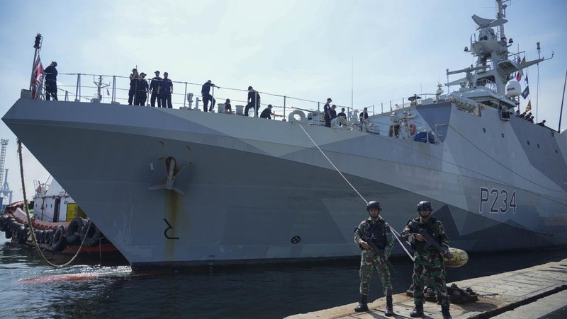 Kapal Perang Inggris HMS Spey sandar di Pelabuhan Tanjung Priok, Rabu (15/1/2025). (BAY ISMOYO / AFP)