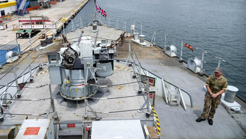 Kapal Perang Inggris HMS Spey sandar di Pelabuhan Tanjung Priok, Rabu (15/1/2025). (BAY ISMOYO / AFP)