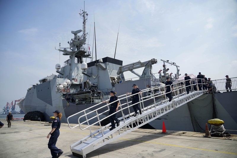 Kapal Perang Inggris HMS Spey sandar di Pelabuhan Tanjung Priok, Rabu (15/1/2025). (BAY ISMOYO / AFP)