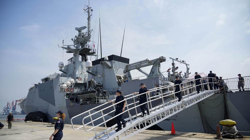 Kapal Perang Inggris HMS Spey sandar di Pelabuhan Tanjung Priok, Rabu (15/1/2025). (BAY ISMOYO / AFP)