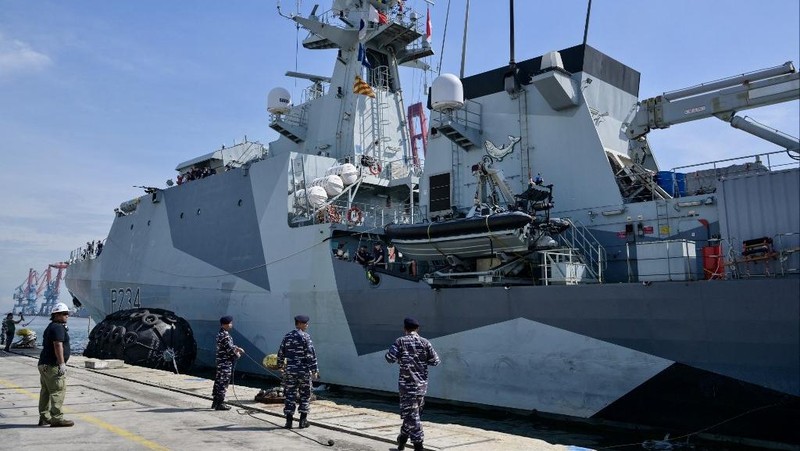 Kapal Perang Inggris HMS Spey sandar di Pelabuhan Tanjung Priok, Rabu (15/1/2025). (BAY ISMOYO / AFP)