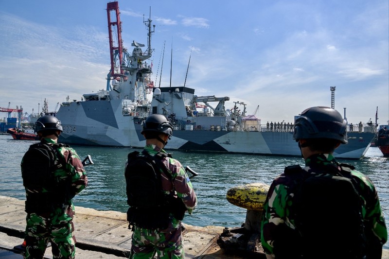 Kapal Perang Inggris HMS Spey sandar di Pelabuhan Tanjung Priok, Rabu (15/1/2025). (BAY ISMOYO / AFP)