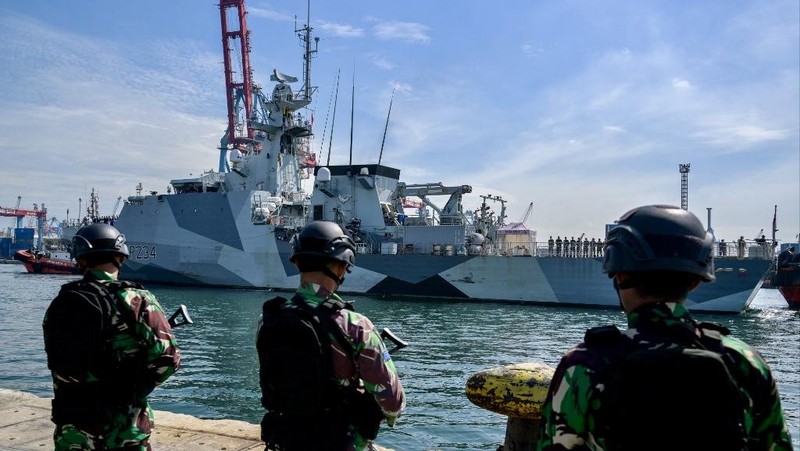 Kapal Perang Inggris HMS Spey sandar di Pelabuhan Tanjung Priok, Rabu (15/1/2025). (BAY ISMOYO / AFP)