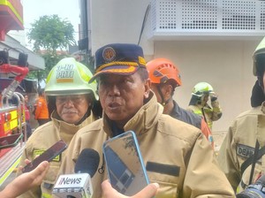 Damkar Cari Kasir Diskotek yang Dilaporkan Hilang Saat Glodok Plaza Terbakar