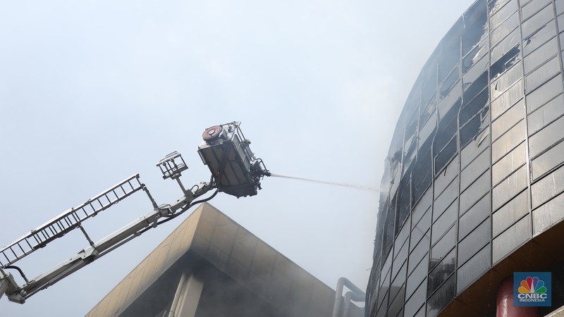 Kebakaran besar yang melanda Glodok Plaza, Jakarta Barat yang terjadi pada Rabu (15/1) malam masih berlangsung hingga pagi ini. Para petugas damkar berjibaku memadamkan api. (CNBC Indonesia/Tri Susilo) Kebakaran besar yang melanda Glodok Plaza, Jakarta Barat yang terjadi pada Rabu (15/1) malam masih berlangsung hingga pagi ini. Para petugas damkar berjibaku memadamkan api. (CNBC Indonesia/Tri Susilo)
