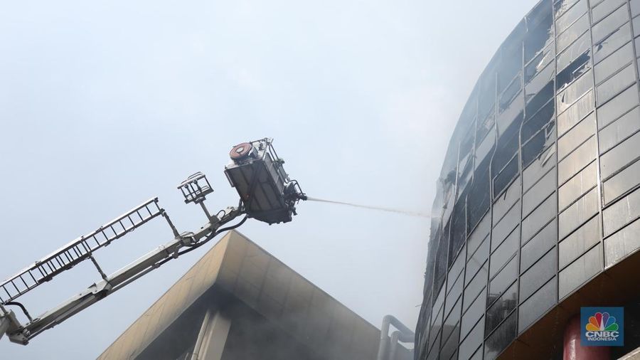 Kebakaran besar yang melanda Glodok Plaza, Jakarta Barat yang terjadi pada Rabu (15/1) malam masih berlangsung hingga pagi ini. Para petugas damkar berjibaku memadamkan api. (CNBC Indonesia/Tri Susilo)