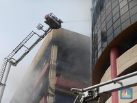 Penampakan Terkini Kebakaran Glodok Plaza, Api Masih Menyala