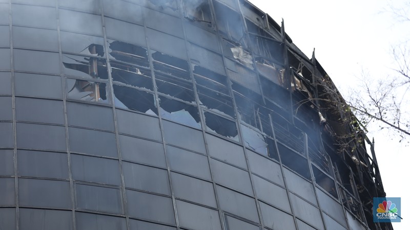 Kebakaran besar yang melanda Glodok Plaza, Jakarta Barat yang terjadi pada Rabu (15/1) malam masih berlangsung hingga pagi ini. Para petugas damkar berjibaku memadamkan api. (CNBC Indonesia/Tri Susilo)