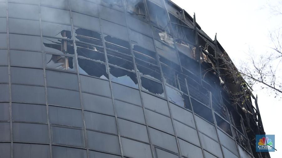 Kebakaran besar yang melanda Glodok Plaza, Jakarta Barat yang terjadi pada Rabu (15/1) malam masih berlangsung hingga pagi ini. Para petugas damkar berjibaku memadamkan api. (CNBC Indonesia/Tri Susilo)