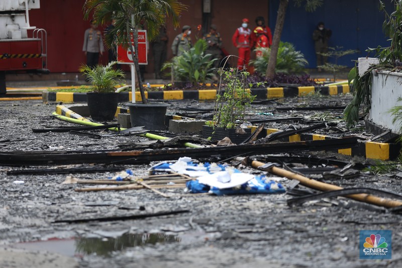 Kebakaran besar yang melanda Glodok Plaza, Jakarta Barat yang terjadi pada Rabu (15/1) malam masih berlangsung hingga pagi ini. Para petugas damkar berjibaku memadamkan api. (CNBC Indonesia/Tri Susilo) Kebakaran besar yang melanda Glodok Plaza, Jakarta Barat yang terjadi pada Rabu (15/1) malam masih berlangsung hingga pagi ini. Para petugas damkar berjibaku memadamkan api. (CNBC Indonesia/Tri Susilo)
