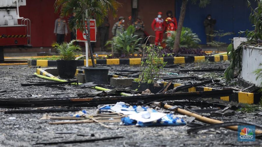 Kebakaran besar yang melanda Glodok Plaza, Jakarta Barat yang terjadi pada Rabu (15/1) malam masih berlangsung hingga pagi ini. Para petugas damkar berjibaku memadamkan api. (CNBC Indonesia/Tri Susilo)
